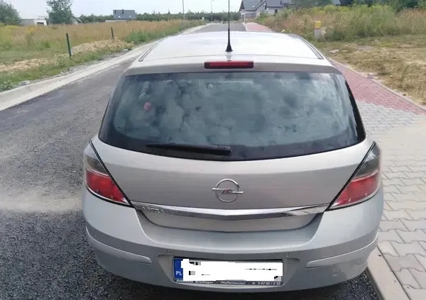 Opel Astra cena 13750 przebieg: 318700, rok produkcji 2009 z Kielce małe 277